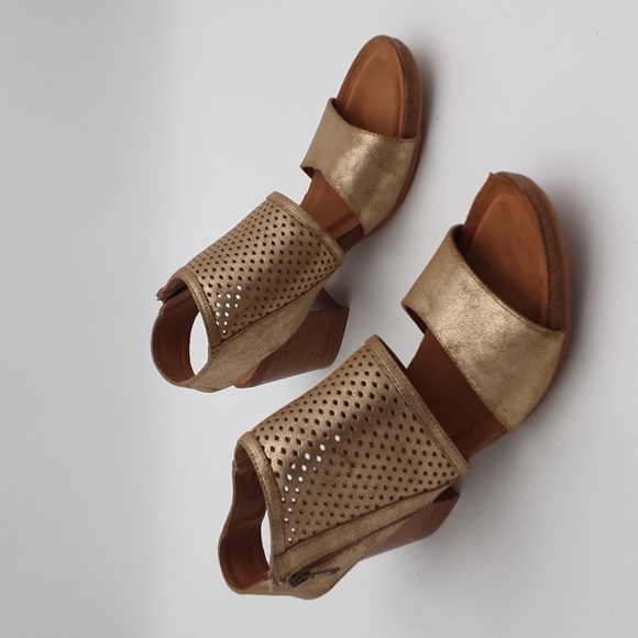 Euro soft sandals women 11M gold perforated pull on size zipper closure casual - Picture 2 of 11